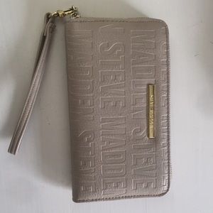 Steve Madden beige wristlet